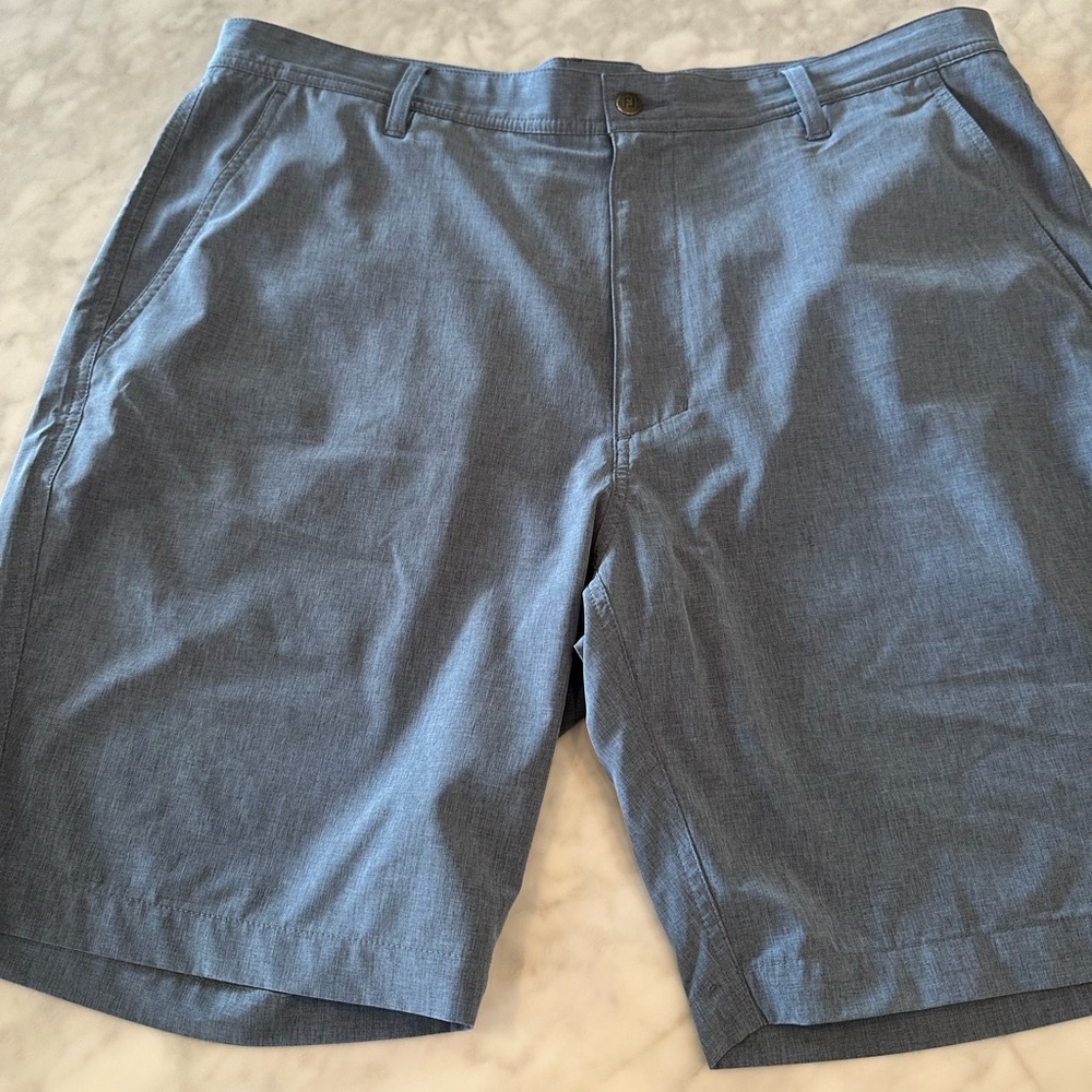 Men’s golf shorts